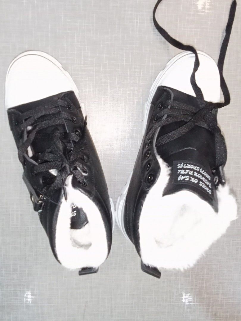 White sneakers top with black laces