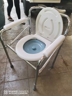 Commode chair with arenula