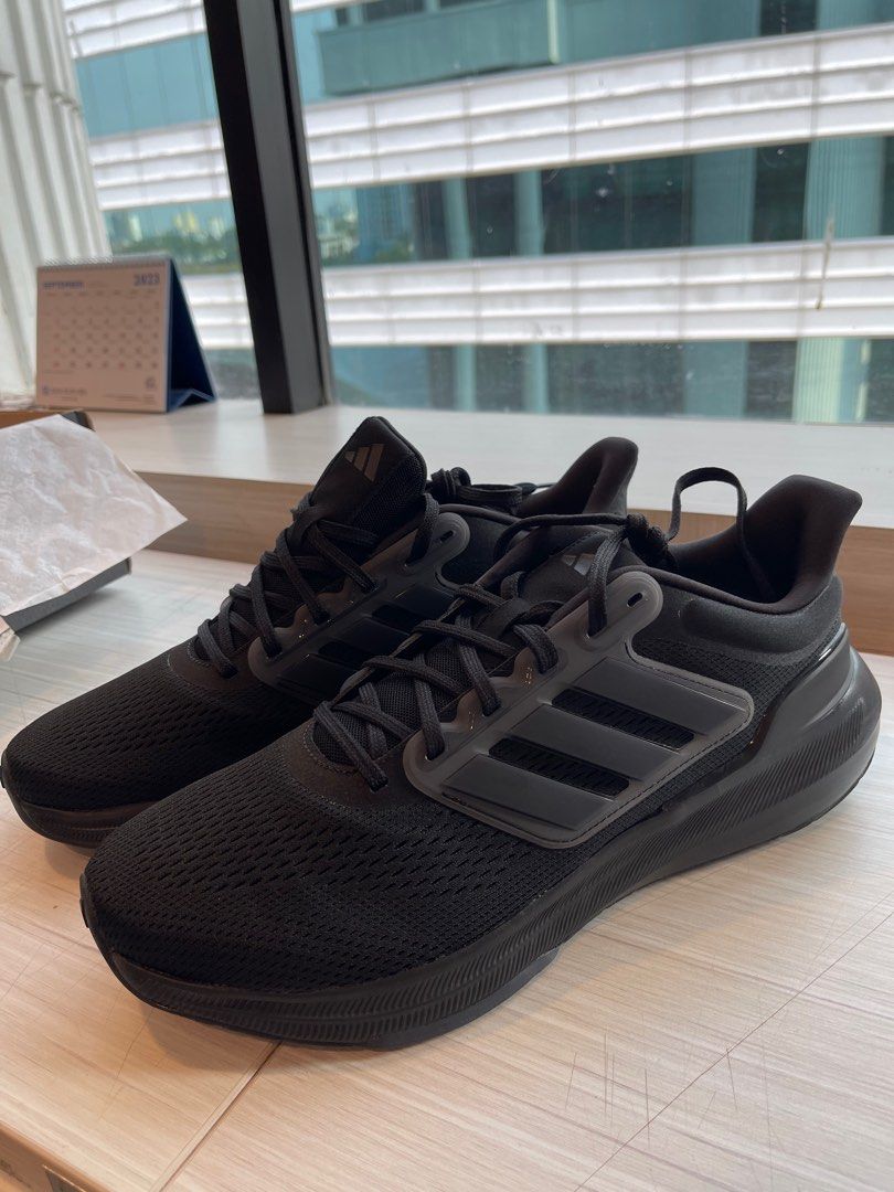 Foto sepatu adidas top warna hitam