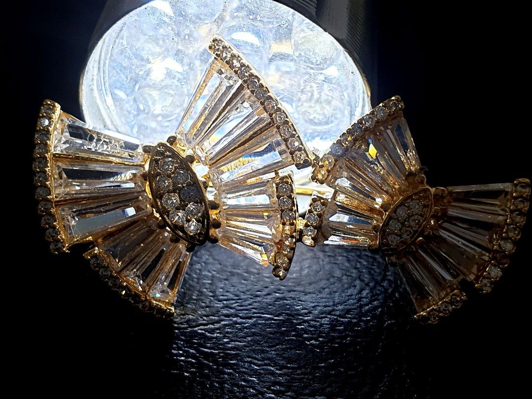 Garden by the Bay crystal column ribbons pin brooch jewellery, Women's