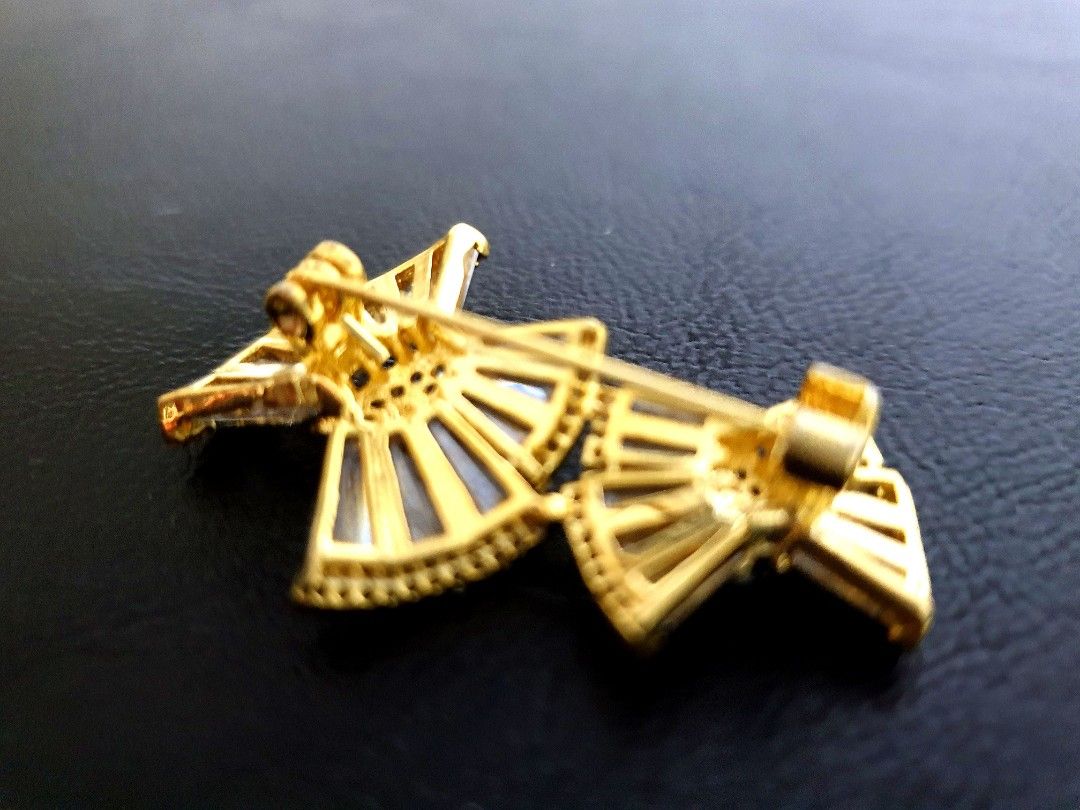 Garden by the Bay crystal column ribbons pin brooch jewellery, Women's