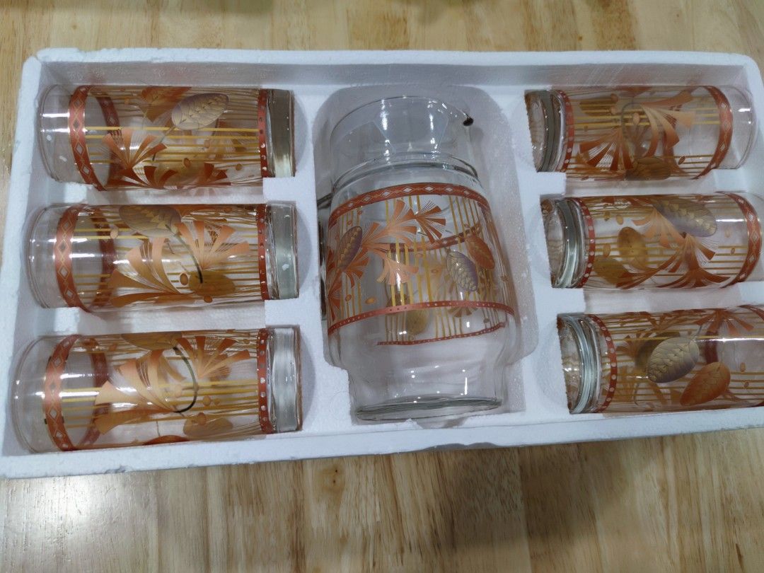 Glassware (Category: Coffee & Tea Tableware) located in Cyberjaya. Submitted by rocket.munchies (Listing ID 1259080641, Image 3). Description: Set Gelas & Jug - 1 jug besar - 6 gelas air Set A ( blue) Set B ( brownish orange).