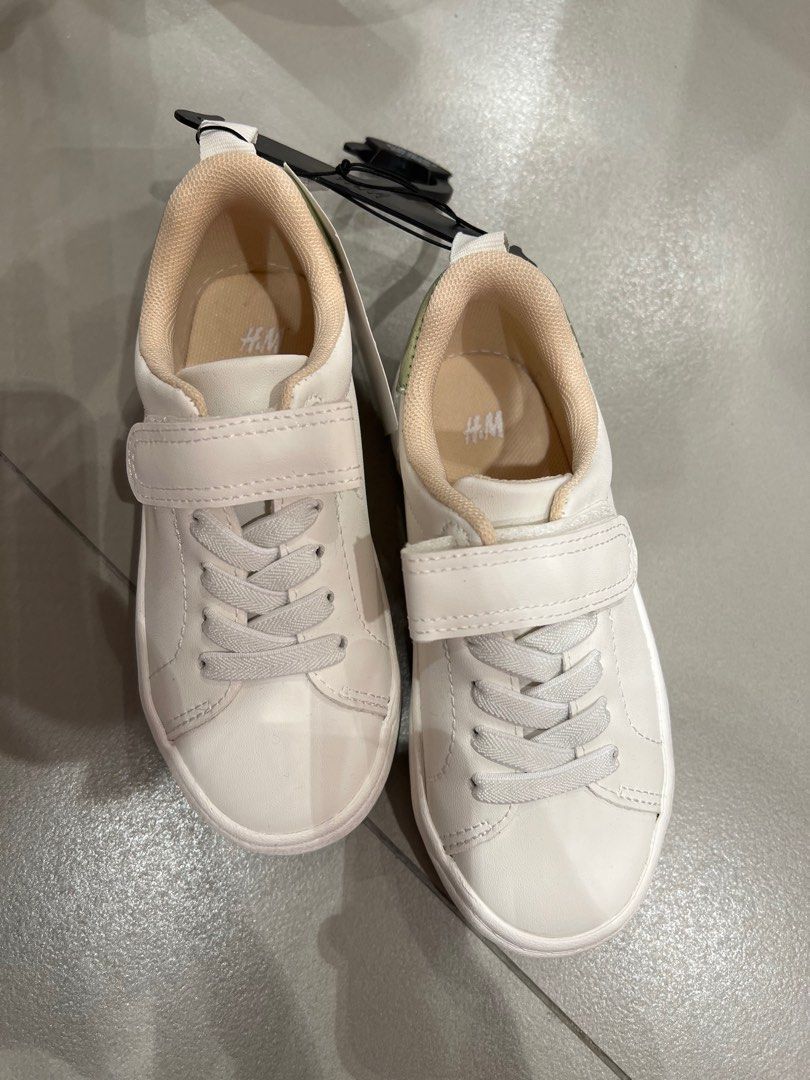 Girls cover top shoes