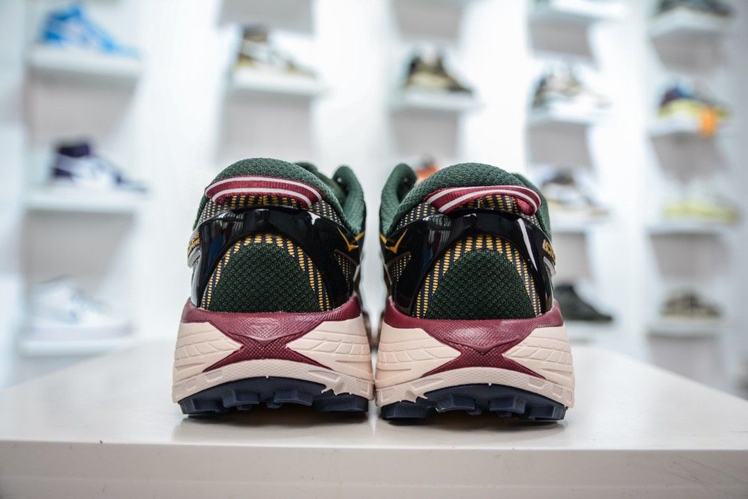 Hoka hot sale ou asics