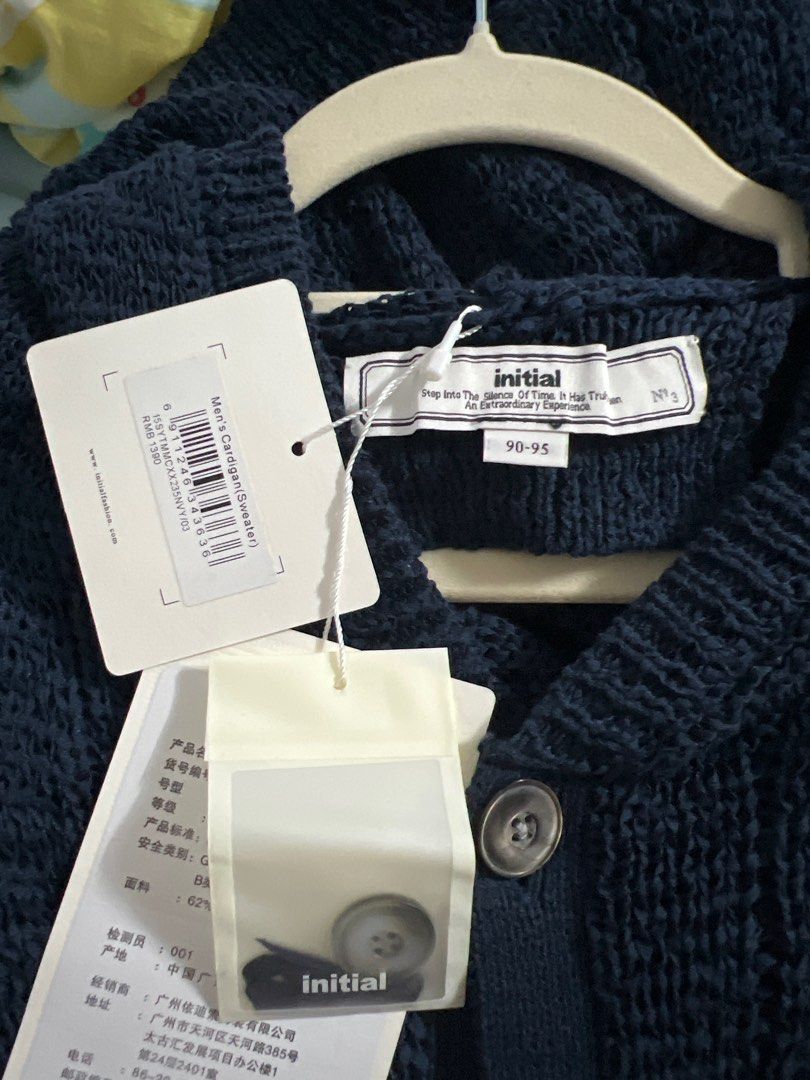 Initial （分類：外套及戶外衣服）位於 Hong Kong。 由 MiniKidssss 提交（商品編號 1259134016，圖片 3）。簡介： 針織外套 中碼 全新冇著過。