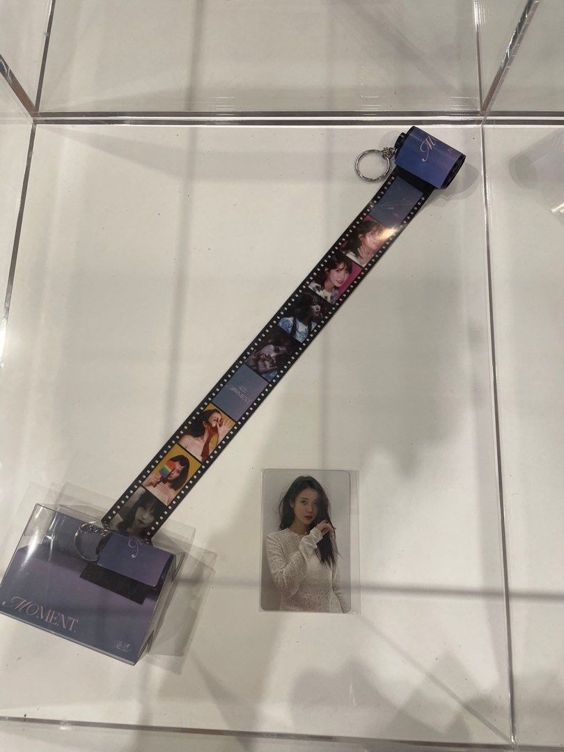 IU exhibition photo keyring, 興趣及遊戲, 音樂、樂器 & 配件, 音樂與媒體 CD 及 DVD