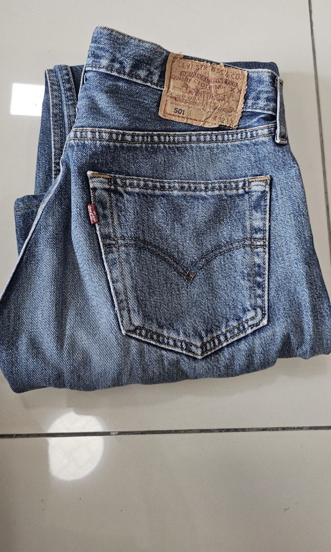 Levis size 32 top