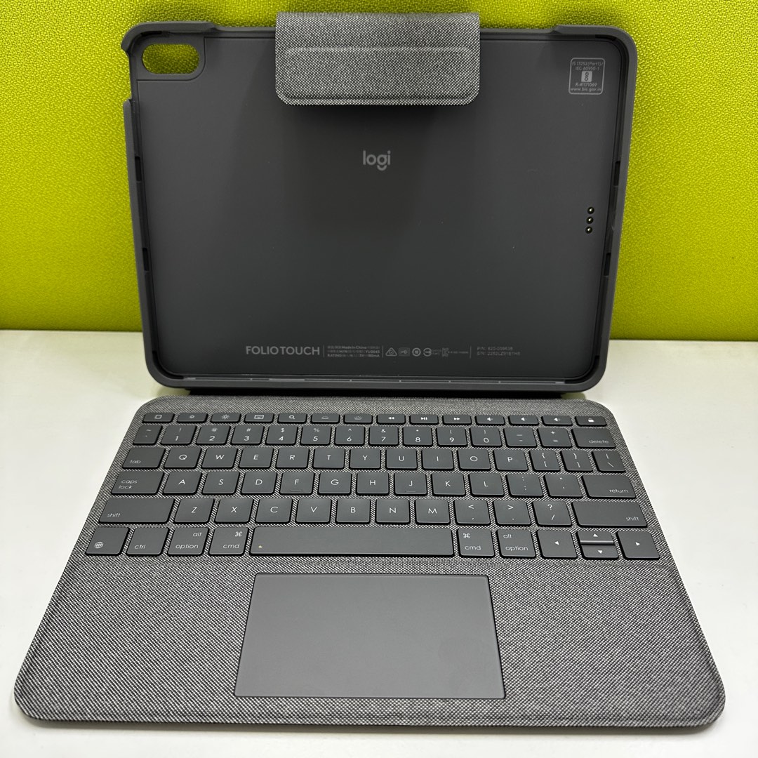 Logitech Folio Touch Keyboard Case w Trackpad for iPad Air (4th & 5th