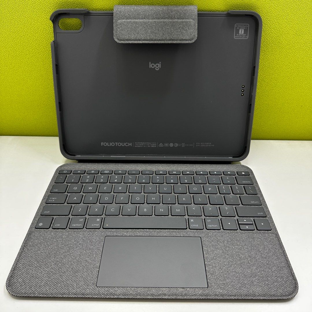 Logitech Folio Touch Keyboard Case with Trackpad for iPad Air (5th  generation)
