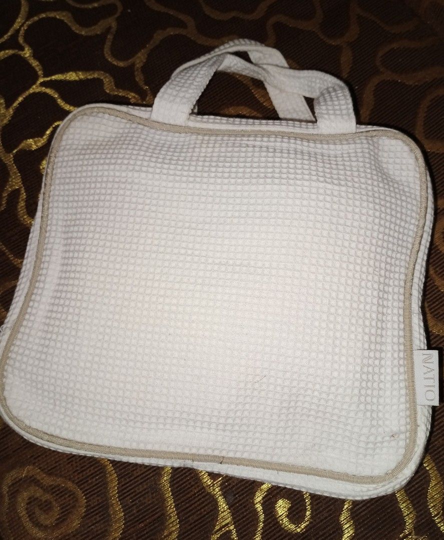 Makeup Bag/Organizer White (Category: Makeup) located in Baguio. Submitted by miesziel27 (Listing ID 1259202186, Image 1). Description: Contents not included..