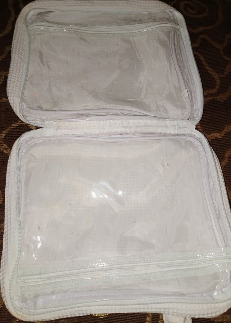 Makeup Bag/Organizer White (Category: Makeup) located in Baguio. Submitted by miesziel27 (Listing ID 1259202186, Image 2). Description: Contents not included..