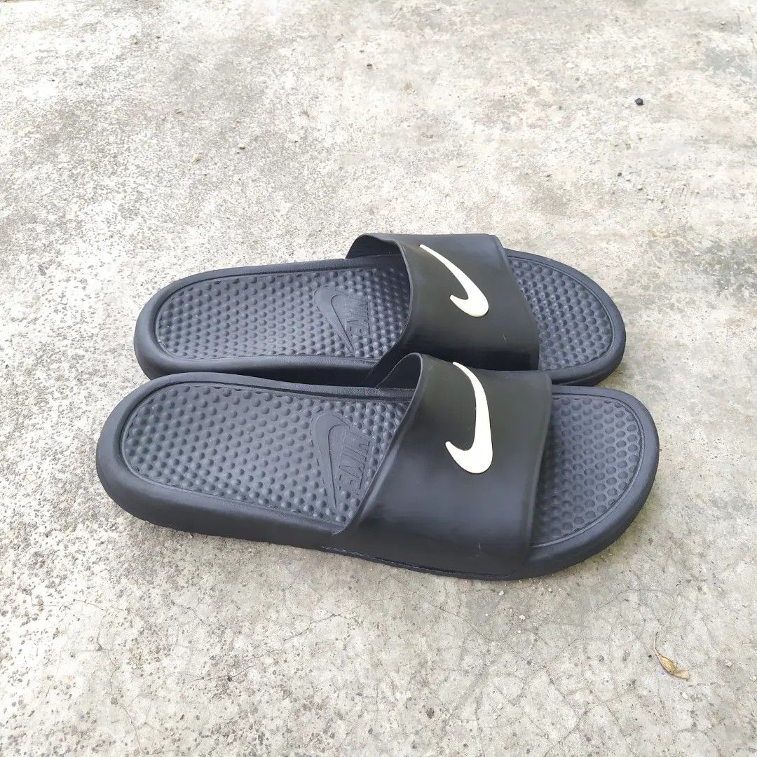Nike benassi waterproof top