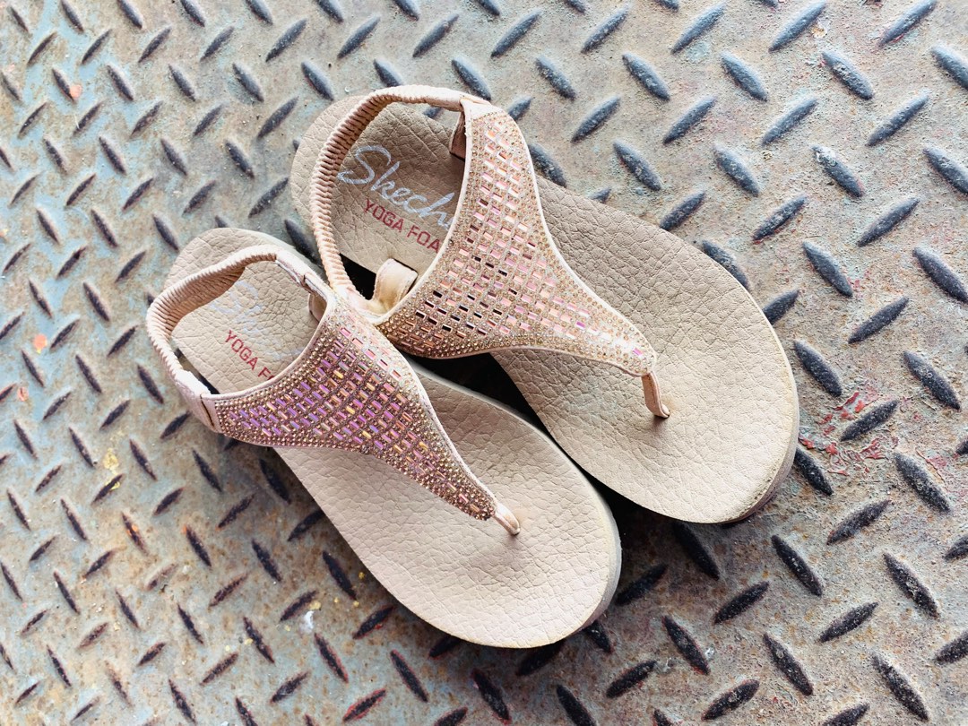 Skechers yoga hotsell foam rose gold