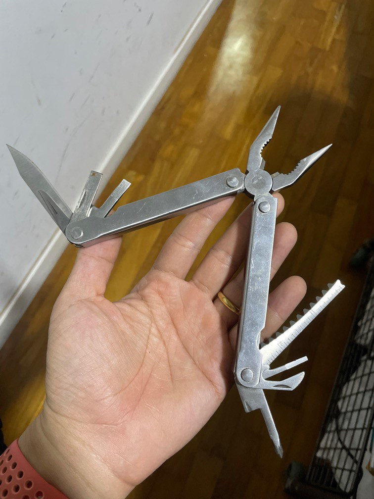 Swiss army store knife with pliers