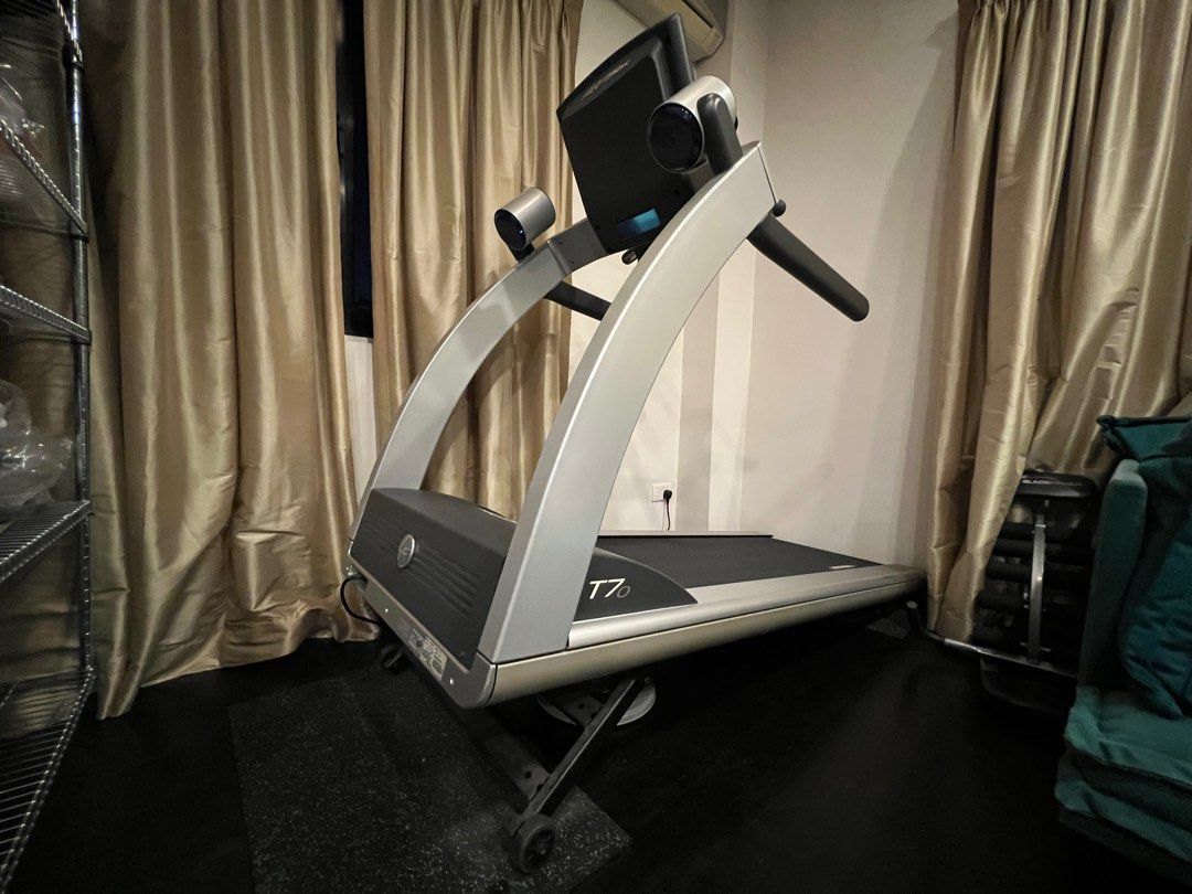Treadmill (Life Fitness) T7-0, Sports Equipment, Exercise & Fitness ...