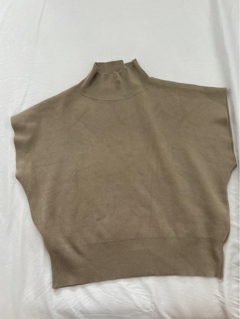 Turtleneck top (Free size) (Category: Blouses) located in Quezon City. Submitted by wantstodeclutter (Listing ID 1259100153, Image 3). Description: Unused just washed Bought from shopee at 329 price Rfs: a little loose on the neck (selling low).