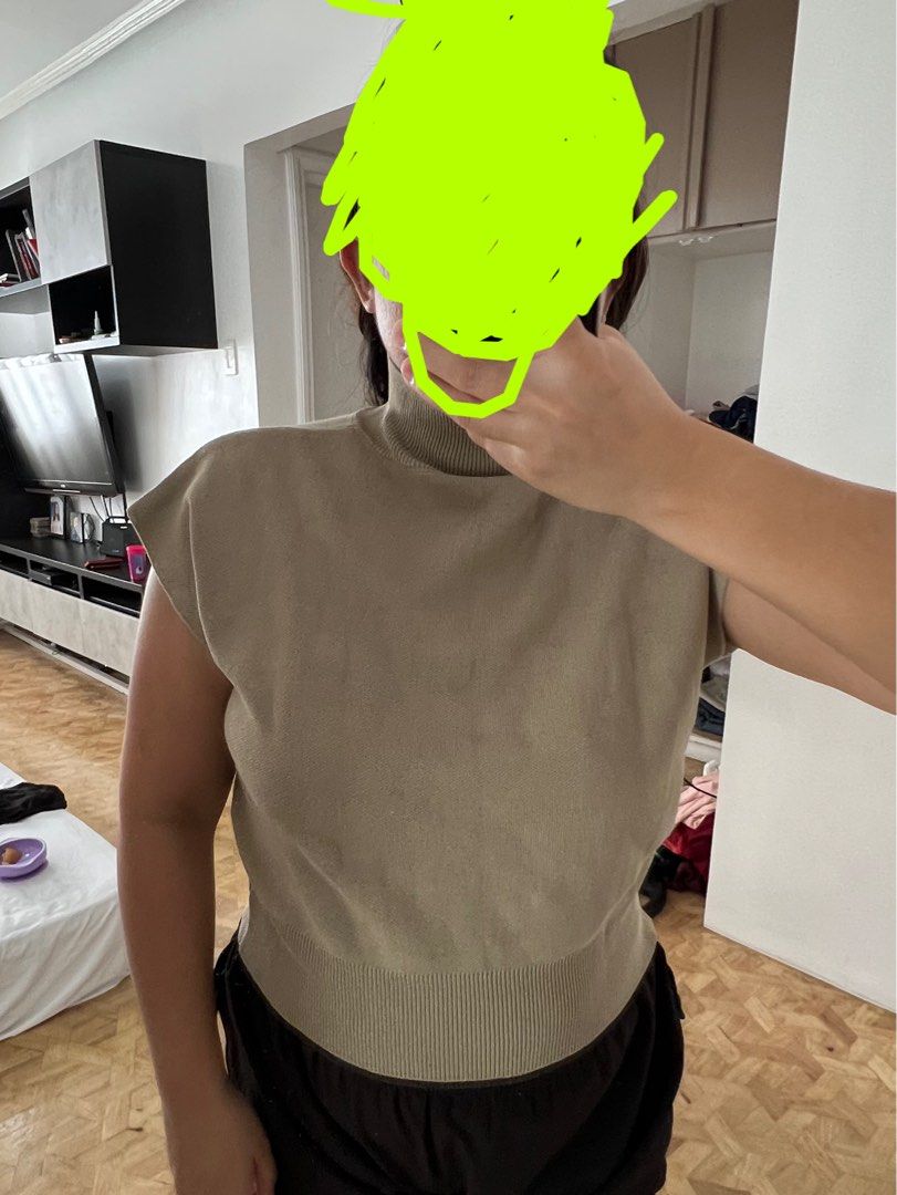 Turtleneck top (Free size) (Category: Blouses) located in Quezon City. Submitted by wantstodeclutter (Listing ID 1259100153, Image 2). Description: Unused just washed Bought from shopee at 329 price Rfs: a little loose on the neck (selling low).