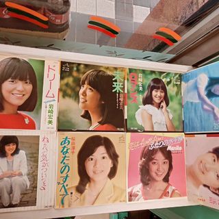 「#日本流行」、「#偶像女歌手」_ “#70、#80年代” ~ #7吋單曲_ #附歌詞內容_ #黑膠唱片：8南沙織+4岩崎宏美+4櫻田淳子+8，24款24張，僅一張沒封面，其餘多有日文歌詞及翻譯！！