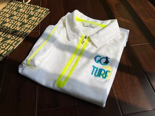 GO TURF 拉鍊印花刺繡 新版 ■ 企鵝牌 Munsingwear ■ 女款短袖棉衫 Ⅰ POLO衫 Ⅰ 上衣
