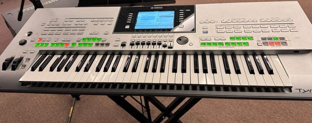 Yamaha Tyros 3 Arranger Keyboard
