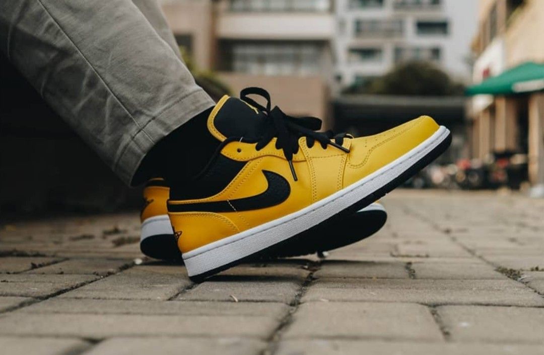 Jordan 1 low shop university gold on feet
