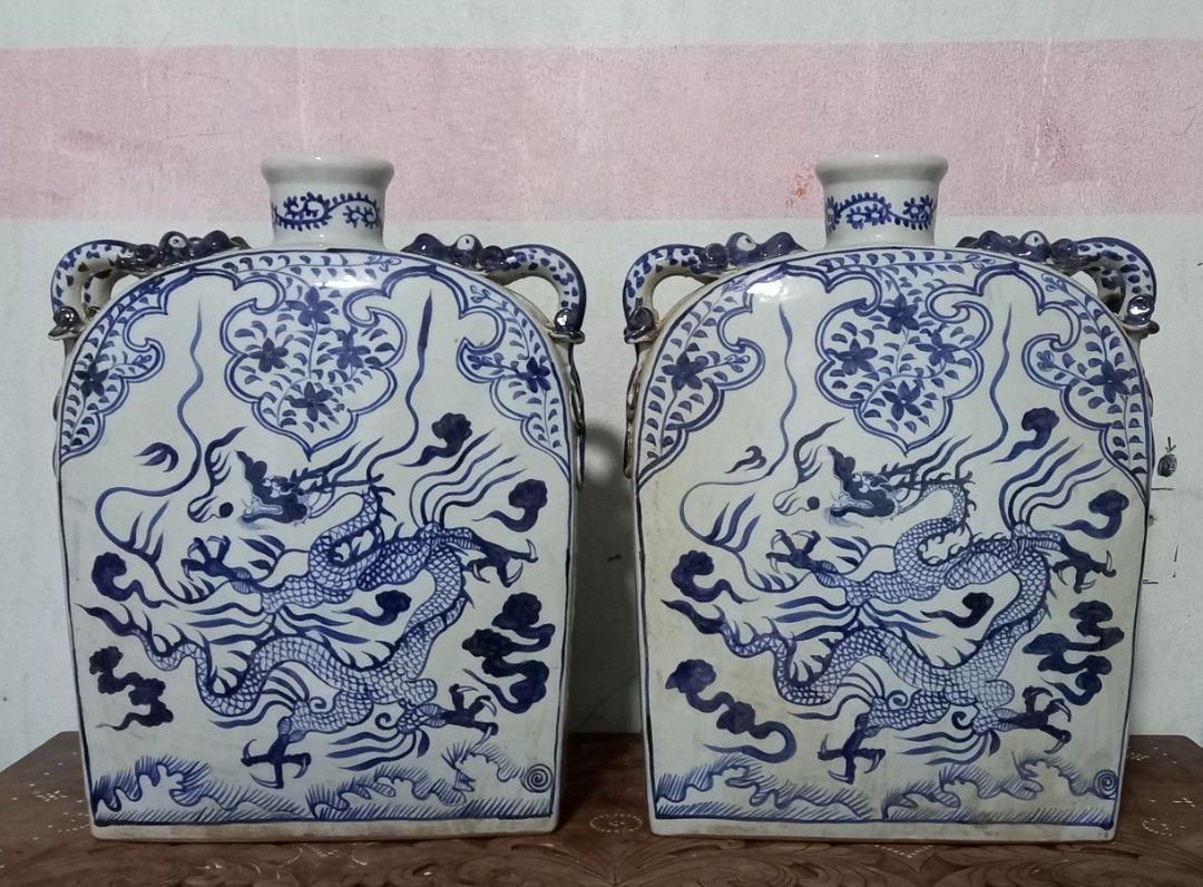 Antique porcelain Jar (Category: Vases & Decorative Bowls) located in Manila. Submitted by porcelain.homedecor (Listing ID 1263302788, Image 1). Description: Fs, Antique porcelain blue and white pair Flask Dragon jar NO ISSUES those who are interested Kindly sent my Inbox 📬.