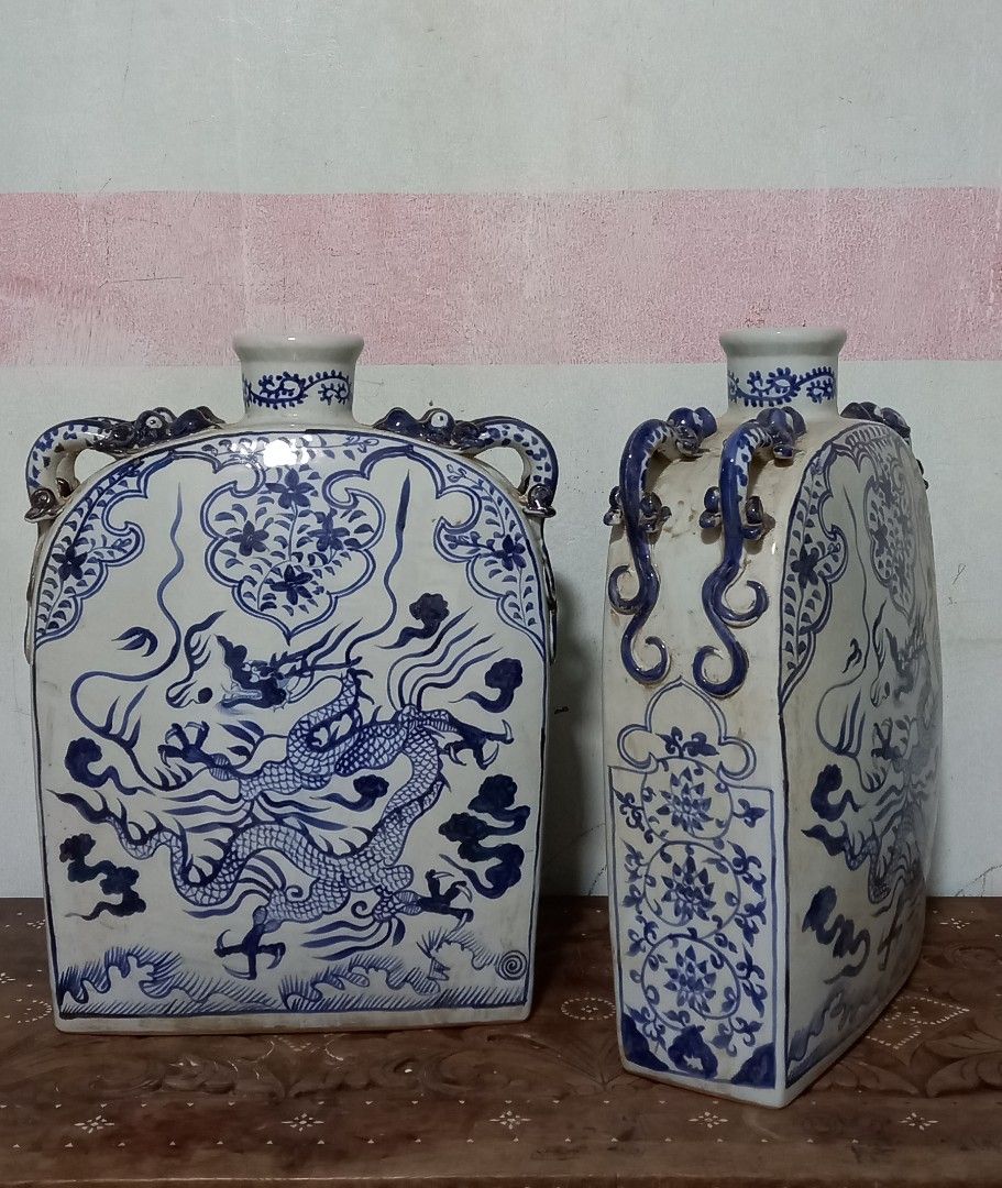 Antique porcelain Jar (Category: Vases & Decorative Bowls) located in Manila. Submitted by porcelain.homedecor (Listing ID 1263302788, Image 2). Description: Fs, Antique porcelain blue and white pair Flask Dragon jar NO ISSUES those who are interested Kindly sent my Inbox 📬.