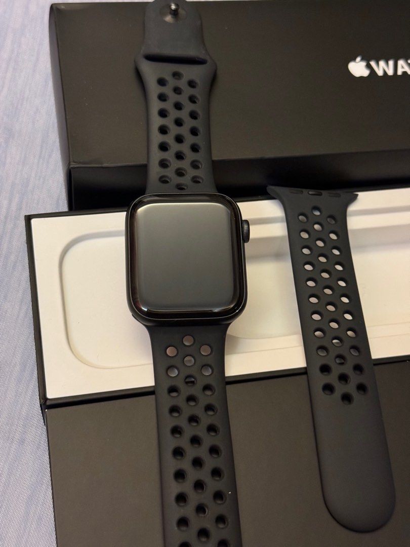 Apple Watch SE Nike 44mm, 手提電話, 智能穿戴裝置及智能手錶- Carousell