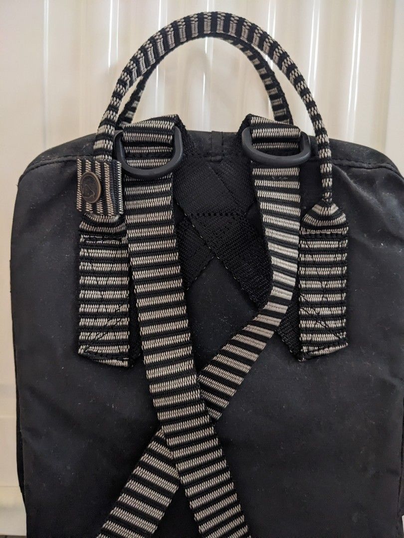 Kanken mini hot sale black striped
