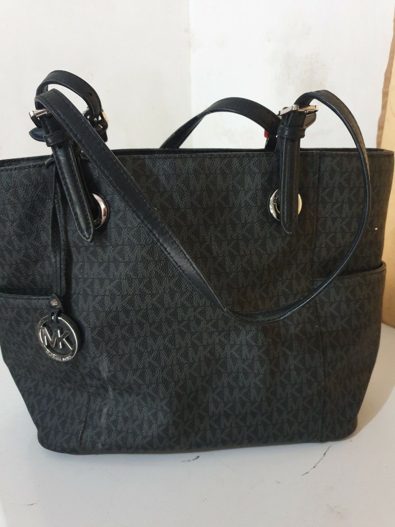 Rush rush!! Authentic Pre loved MK Bag (Category: Luxury Bags & Wallets) located in Bulacan. Submitted by giezellelove (Listing ID 1263201817, Image 1). Description: Authentic (money back guaranteed) with signs of usage used but not abused pm for more photos.
