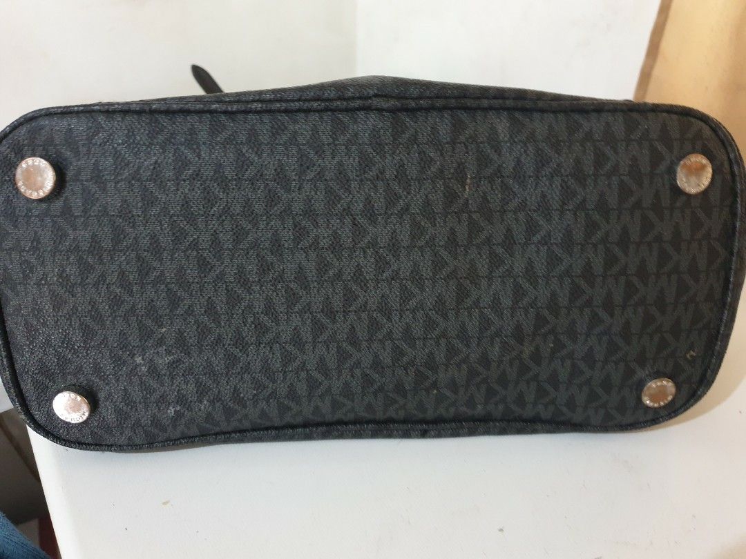 Rush rush!! Authentic Pre loved MK Bag (Category: Luxury Bags & Wallets) located in Bulacan. Submitted by giezellelove (Listing ID 1263201817, Image 3). Description: Authentic (money back guaranteed) with signs of usage used but not abused pm for more photos.