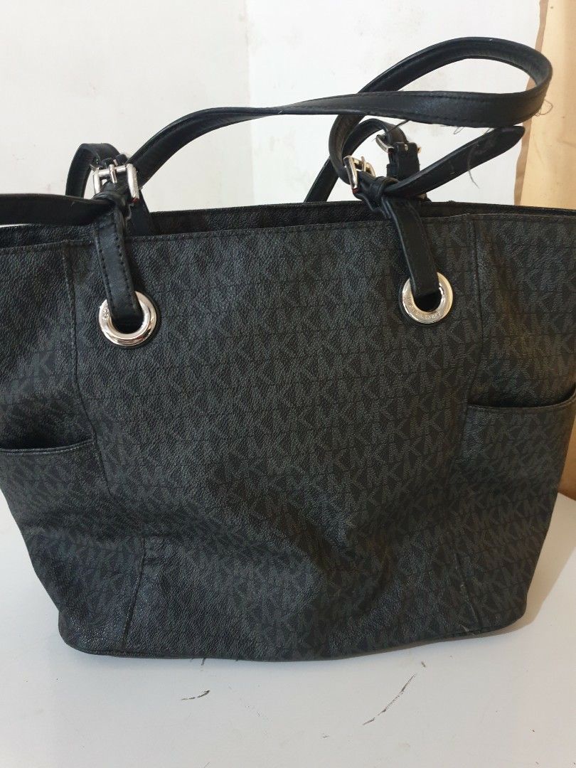 Rush rush!! Authentic Pre loved MK Bag (Category: Luxury Bags & Wallets) located in Bulacan. Submitted by giezellelove (Listing ID 1263201817, Image 2). Description: Authentic (money back guaranteed) with signs of usage used but not abused pm for more photos.