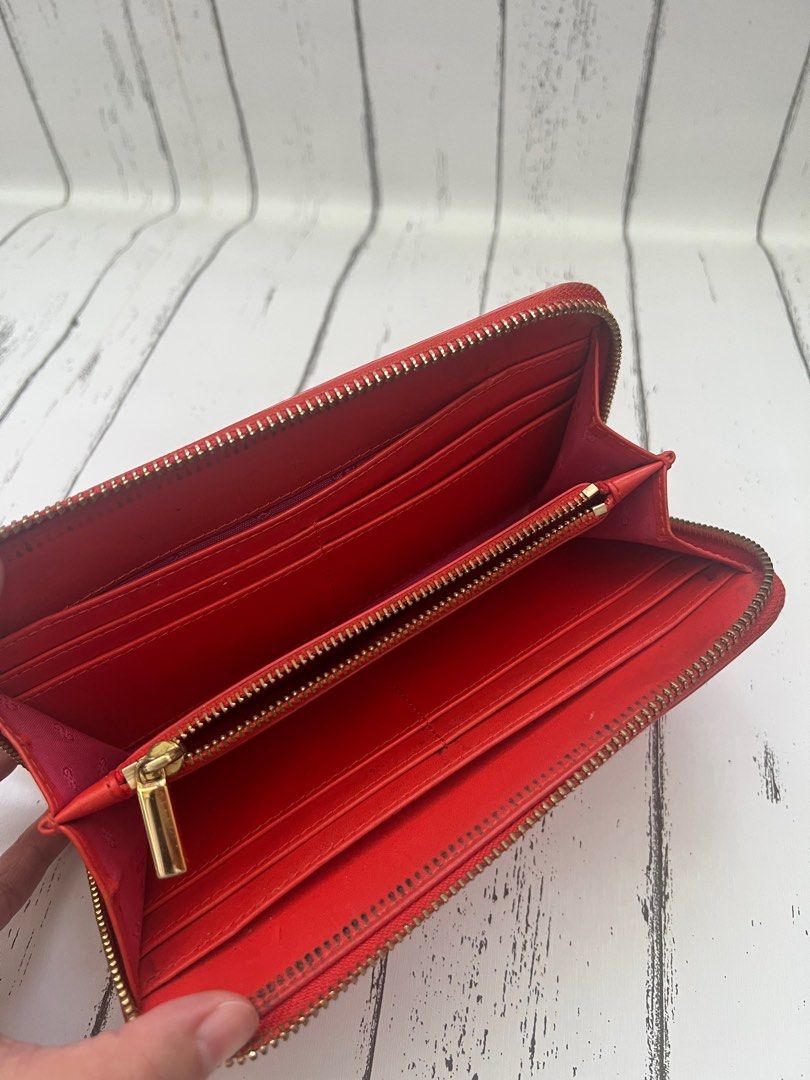 AUTHENTIC TORY BURCH Long Wallet (Category: Luxury Bags & Wallets) located in Taytay. Submitted by shopredcloset (Listing ID 1263230091, Image 2). Description: AUTHENTIC TORY BURCH Long Wallet *Got this for $149US!! - patrnt leather - super cute pink+red color combo!🩷❤️ - well-used; manage your expectations - has some dotted pen marks in the back part (see photo); has minimal signs of use; zipper works well - with cards *Pls PM me for questions 