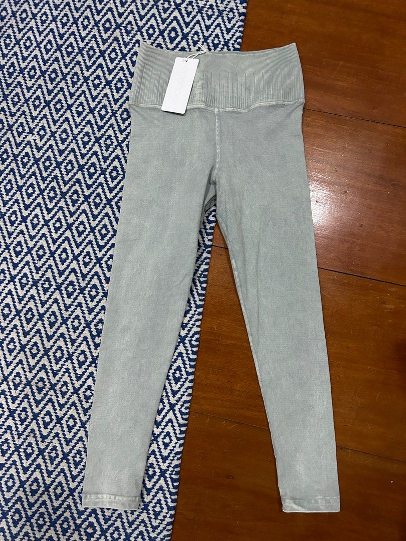 Avocado Leggings BNWT (Category: Activewear) located in Marikina City. Submitted by mfdecluttering (Listing ID 1263253040, Image 3). Description: brand new with tags avocado v-back 7/8 legging in fog size xs/s (US sizing) srp: £85 / ₱6,595 made in the USA 92% nylon, 8% spandex shopavocado.com.