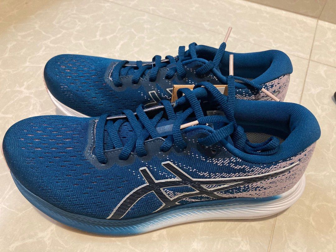 Walking asics clearance trainers