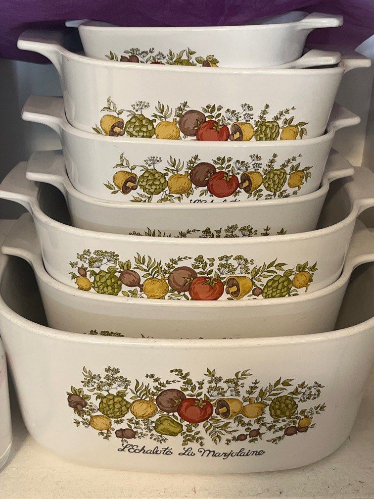 Corningware (Category: Cookware & Accessories) located in Singapore. Submitted by LeDeclutter (Listing ID 1263223159, Image 1). Description: Lightly Used.