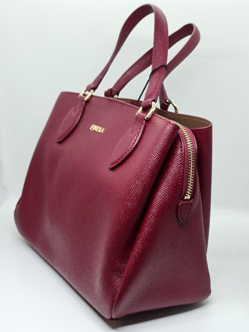 Furla Minerva Tote Bag With Leather Strap (Category: Luxury Bags & Wallets) located in Binan City. Submitted by mommysellsph (Listing ID 1263261074, Image 3). Description: Fresh from UK 100% authentic Has a leather strap to convert it to a crossbody bag.