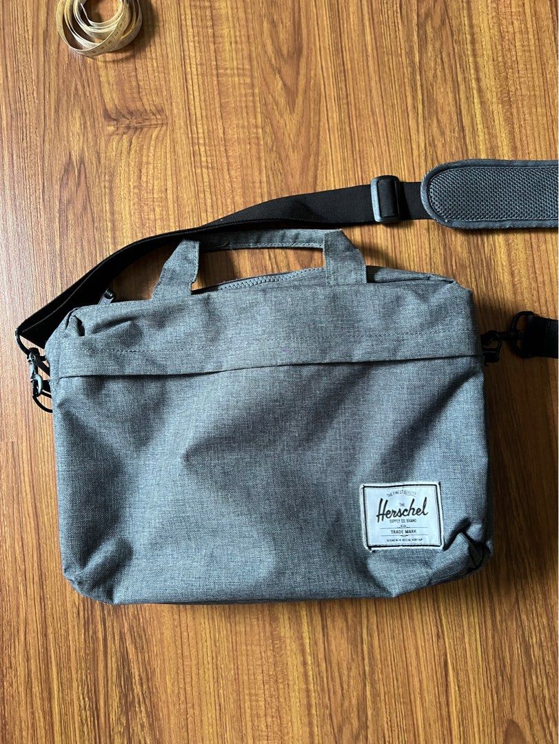 Herschel supply co on sale clark messenger laptop bag