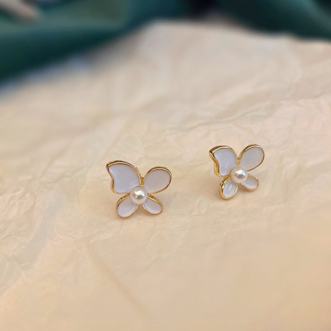 Korean Style White Flower Stud Earrings in S925 Silver Plated in