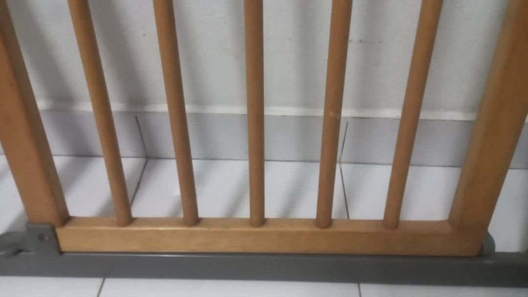 Lindam baby gate 4ft 2inch, Babies & Kids, Baby Nursery & Kids