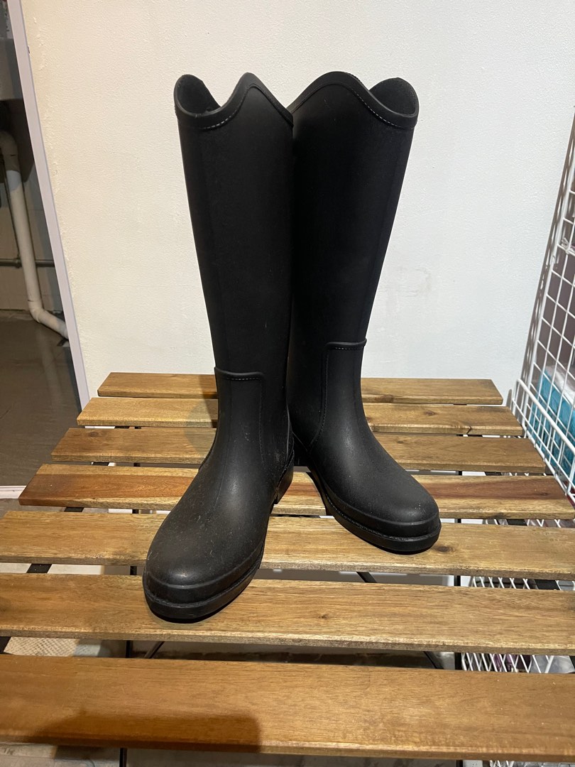 Long rainy boots