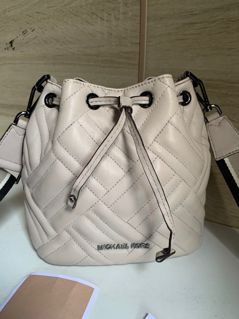 Michael kors peyton bucket serut Fesyen Wanita Tas Dompet di Carousell