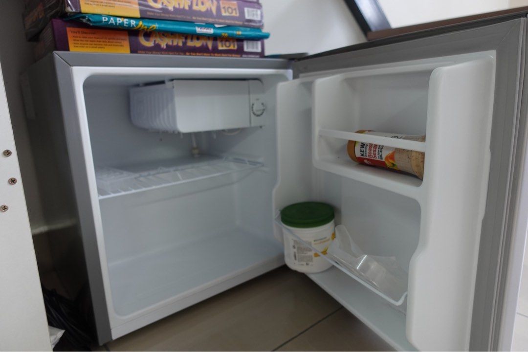 Midea mini fridge, TV & Home Appliances, Kitchen Appliances