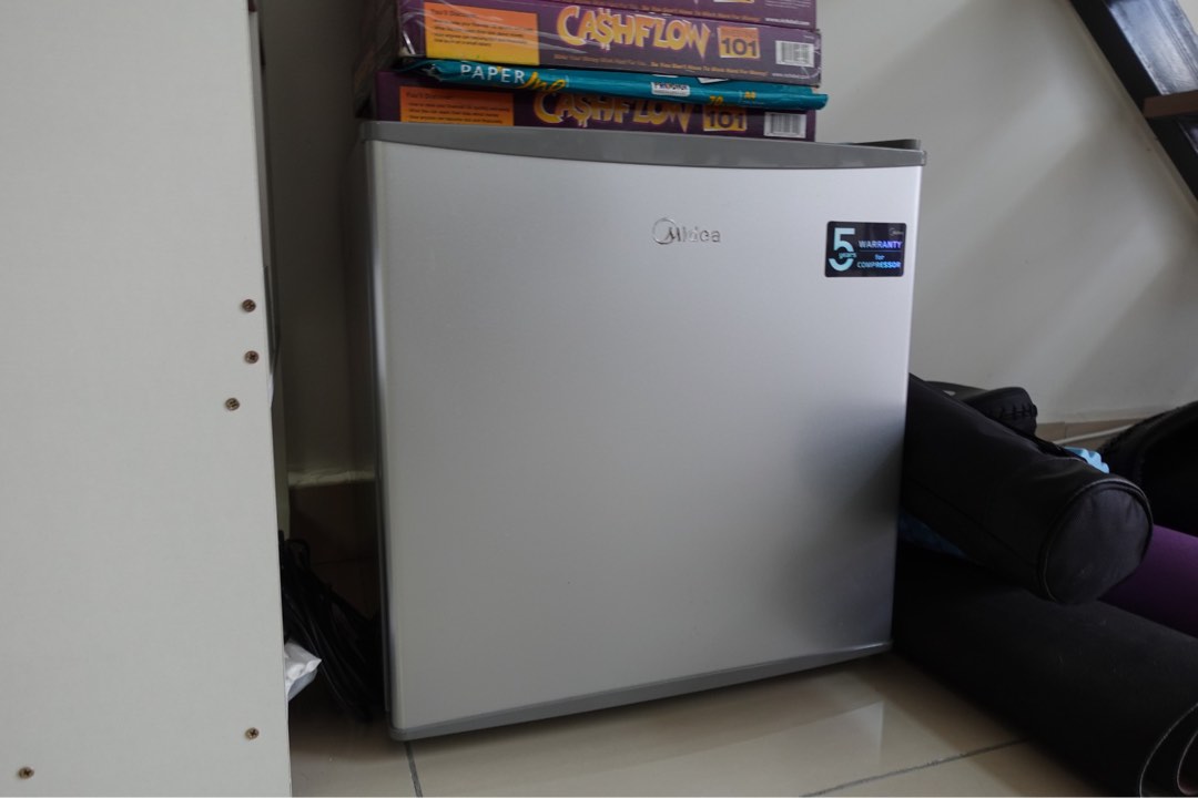 Midea mini fridge, TV & Home Appliances, Kitchen Appliances
