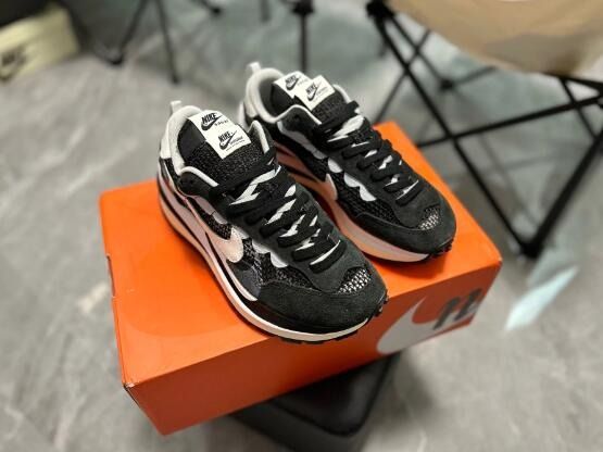 nike Vaporwaffle sacai Black White 黑白波鞋, 男裝, 鞋, 波鞋- Carousell