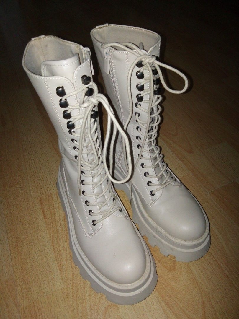Pull and hotsell bear white boots