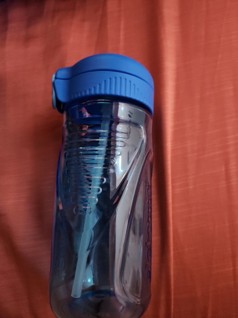 SISTEMA WATER BOTTLE (Category: Water Bottles & Tumblers) located in Manila. Submitted by blitzenn.blitzenn (Listing ID 1263223136, Image 2). Description: decluttering blue color made in new zealand.