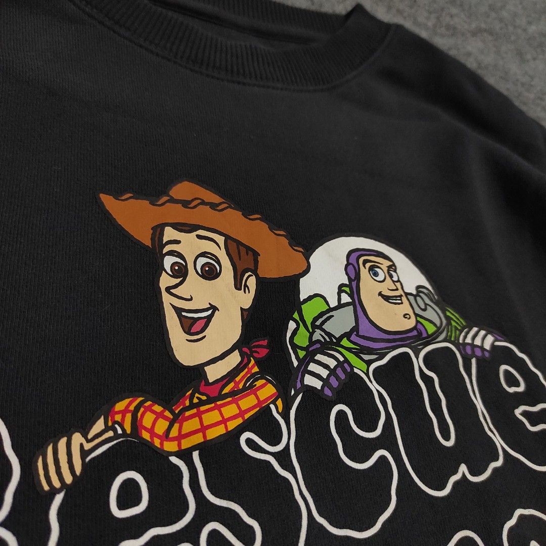 Spao x Toy Story Rescue Squad Charcoal Crewneck, Fesyen Pria, Pakaian