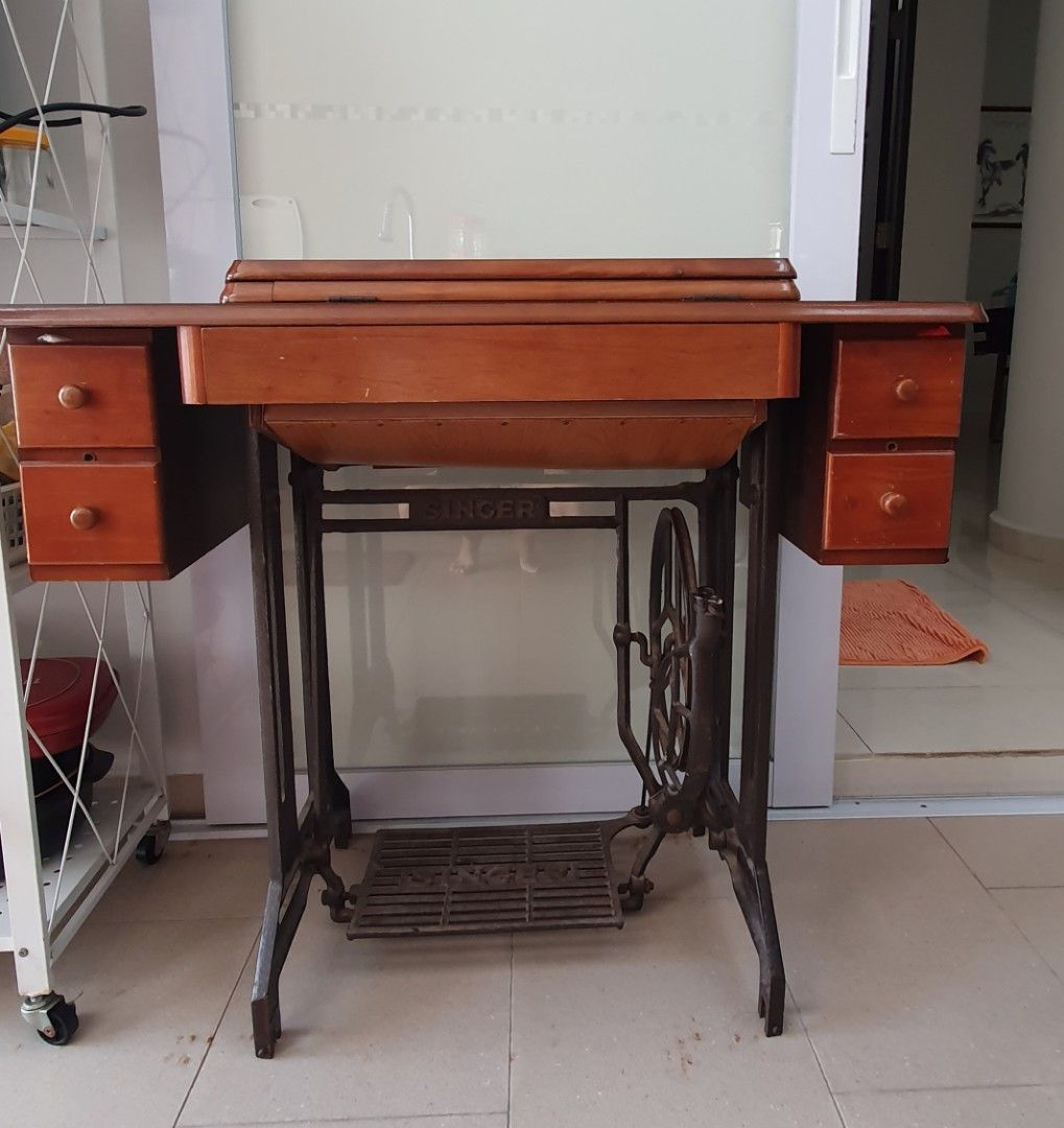 Vintage SINGER Manual Sewing Machine Pedestal Tablr, Hobbies & Toys