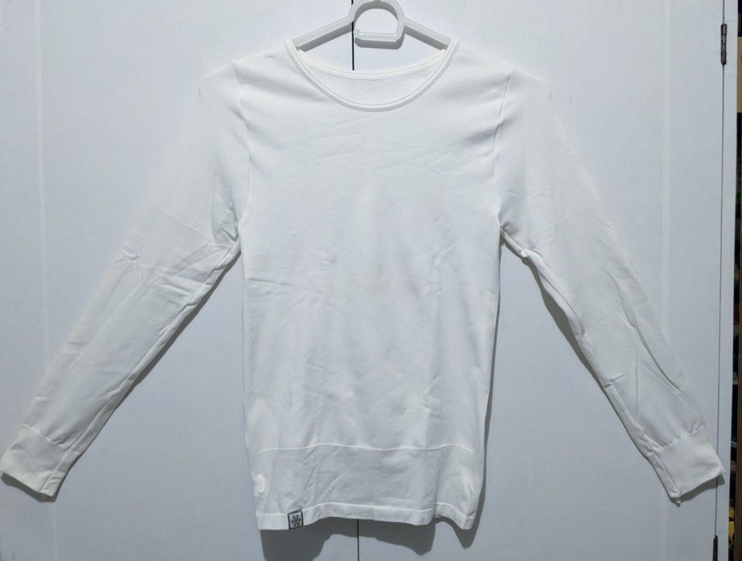 White Thermal Long Sleeves Shirt (Category: Longsleeves) located in Quezon City. Submitted by mercurials (Listing ID 1263291594, Image 1). Description: In good condition thermal shirt With some yellow stains due to storage (see last photo) Can fit small to medium size Stretchable, soft material.